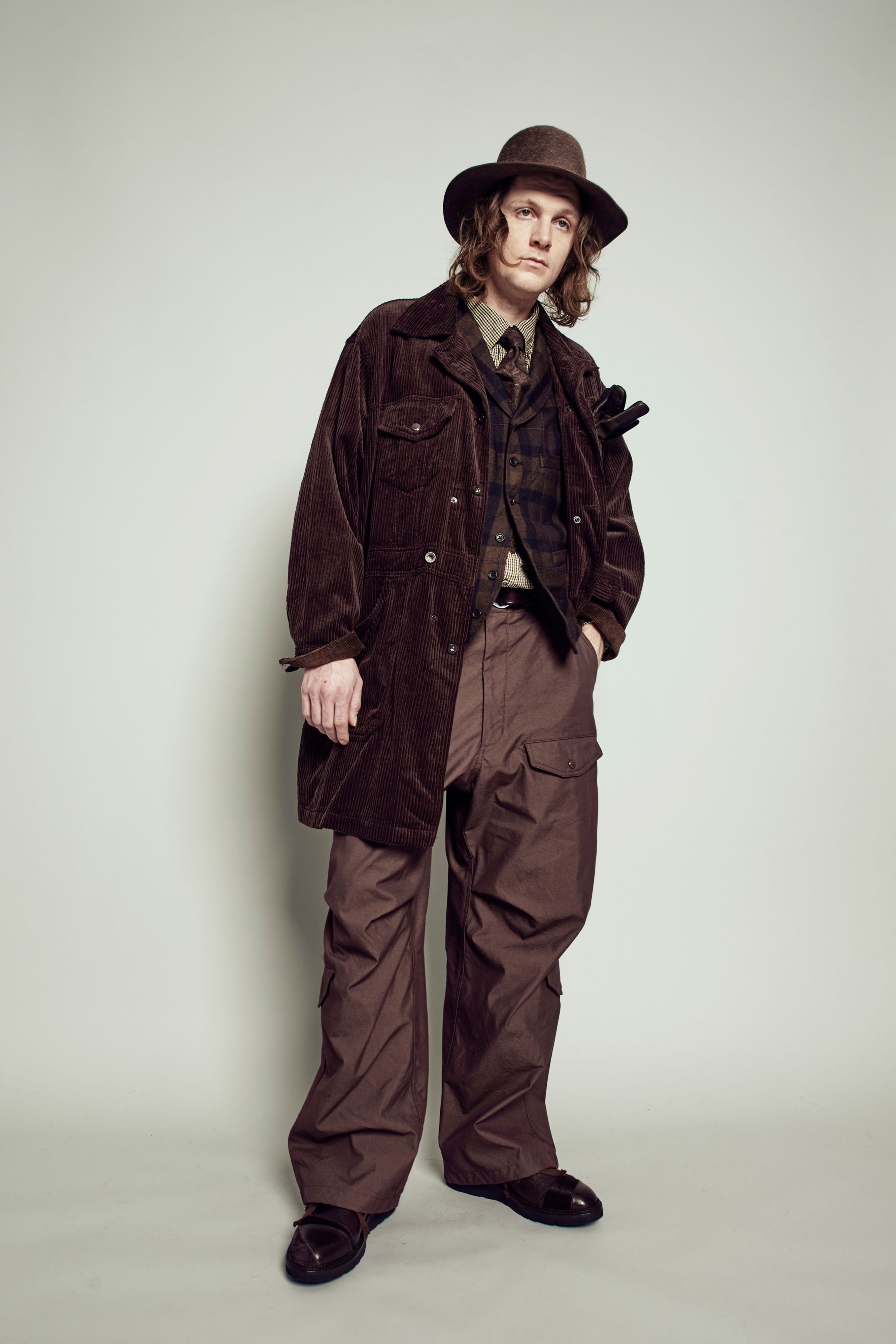 Engineered Garments 2026秋冬延续其一贯的“理性实用主义”，以军装、工装与户外系统为基础，通过面料、层次与比例的精细调配，构建高度可信的日常衣橱。迷彩、棉麻、羊毛与功能口袋并非装饰，而是生活逻辑的自然延伸。这是一种不依赖潮流语言的成熟风格，强调长期穿着价值与真实生活场景-顽石频道趋势研究